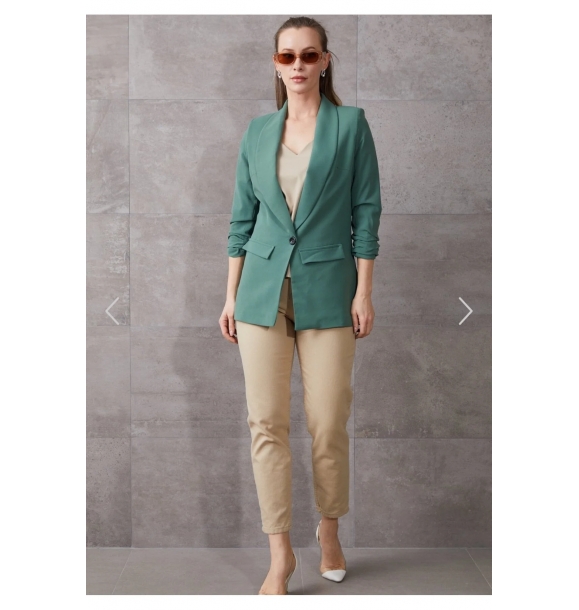 Стильный женский зеленый пиджак со сборками на рукавах | Sumka