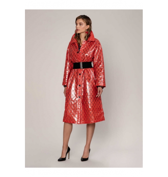 Женское пальто с поясом в красный цвет с узором на круглой пряжке. | Sumka
