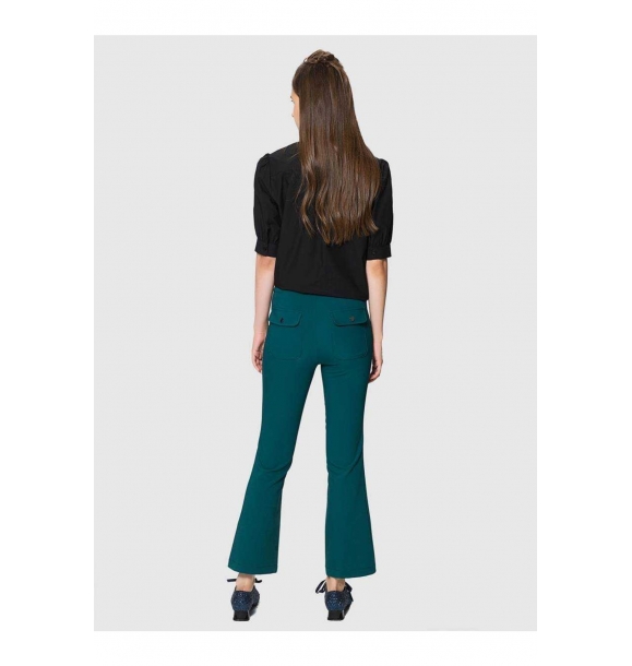 Детальные штаны с короткими штанинами и зеленого цвета. | Sumka