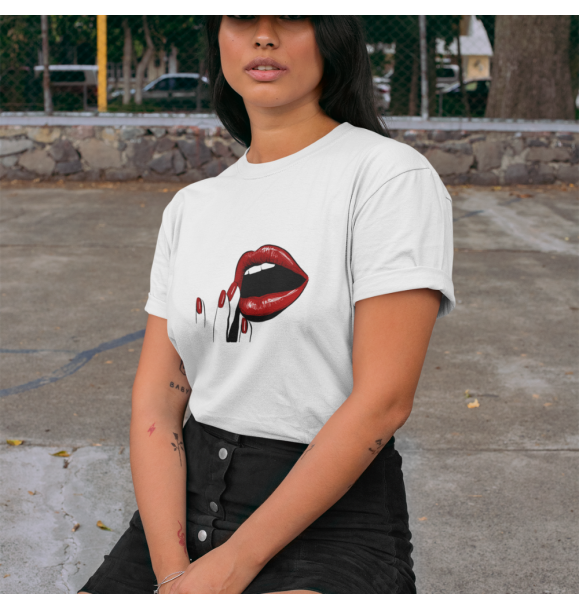 белая женская футболка с нанесенным на губы принтом | Sumka