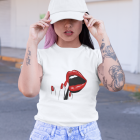 белая женская футболка с нанесенным на губы принтом | Sumka