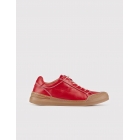 Настоящая красная кроссовка для женщин с кожаными шнурками. | Sumka