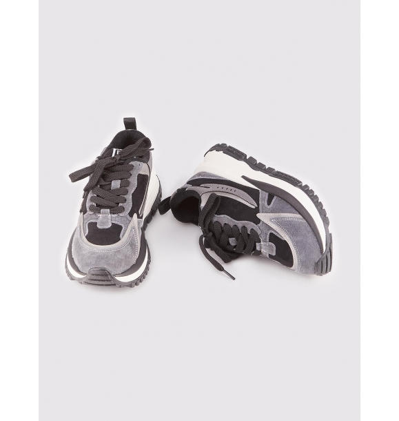 Женские кроссовки с серыми шнурками и резиновой подошвой. | Sumka