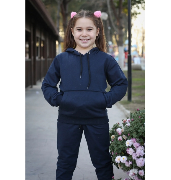 Комплект спортивной одежды для девочки с капюшоном, карманами-кенгуру и двумя молниями одного цвета. | Sumka