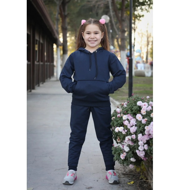 Комплект спортивной одежды для девочки с капюшоном, карманами-кенгуру и двумя молниями одного цвета. | Sumka