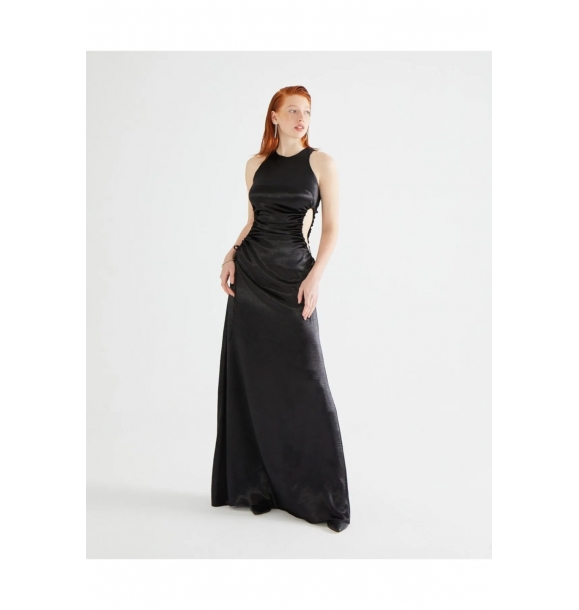 Черное атласное платье с поясом и глубоким вырезом. | Sumka