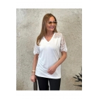 Женская блузка с вискозной тканью, декорированная кружевными деталями на плечах и рукавах, с V-образным вырезом. | Sumka