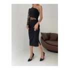 Женское черное креповое платье с одним рукавом и кружевом | Sumka